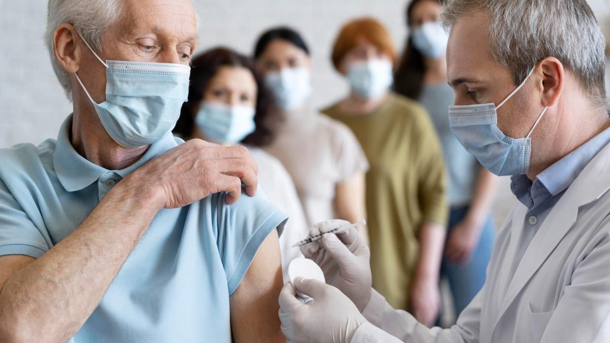 Vaccinuri recomandate pentru persoanele peste 60 de ani. Dr. Mihălțan S-ar opri acel cerc vicios bunic - copil bolnav