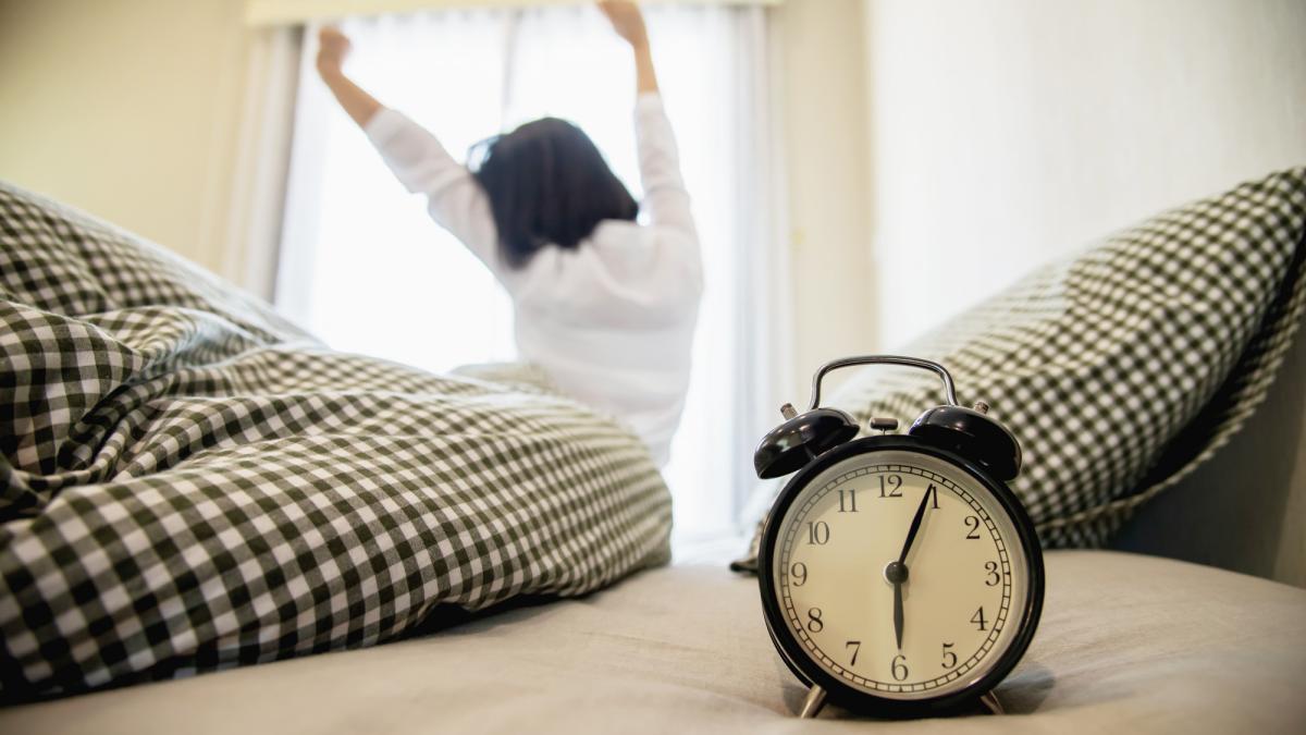 De ce te trezești înainte să sune alarma