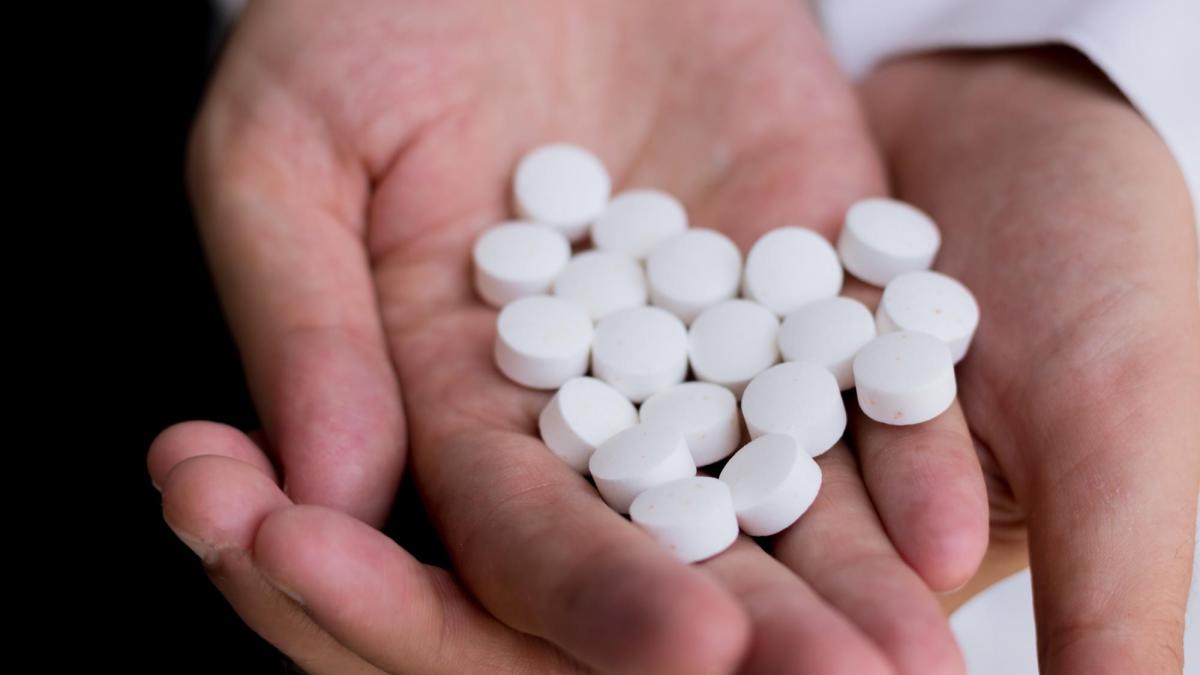 Aspirina scade riscul de cancer de colon cu până la 50%