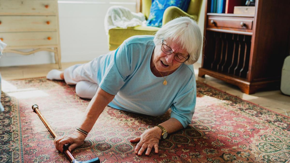 femeie cazuta pe jos