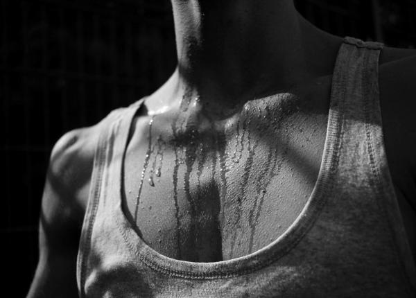 de ce transpiri motive nebanuite