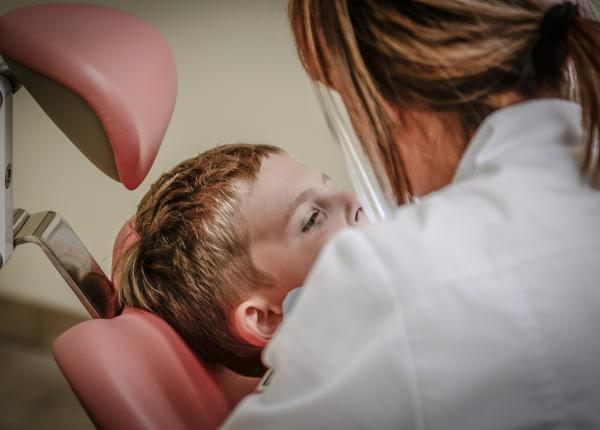 1 din 5 copii are nevoie de tratamente la dentist carii incidenta in cre tere