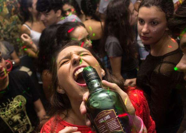 consumul de alcool femeile ajung mai redepe dependente