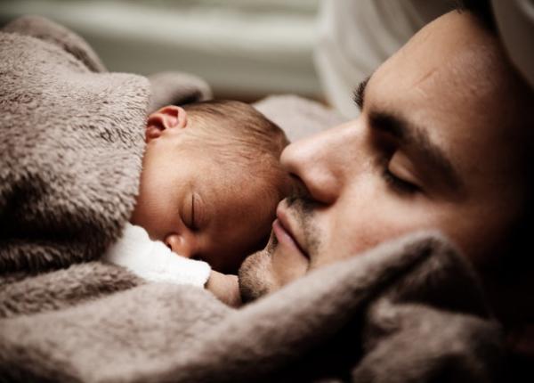 somn intrerupt la bebelu parin ii nu trebuie sa i faca griji