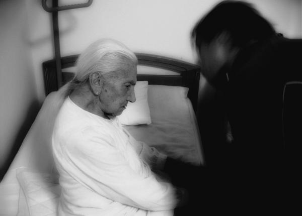 tripla ancheta la un camin de batrani o pacienta cu parkinson a cazut din pat si s a ranit