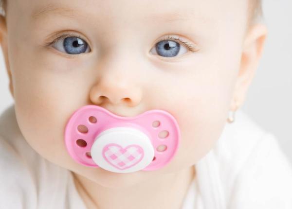 cum ii scapa suzeta pe copii de alergii mamicile au un mare rol