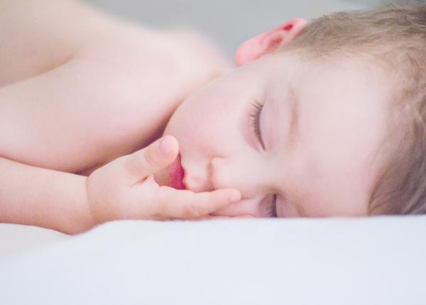 bebelu de 2 luni oparit de sora sa mai mare