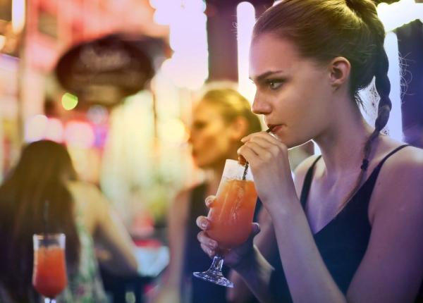 un pahar de alcool pe zi recomandat de medici vezi la ce ajuta