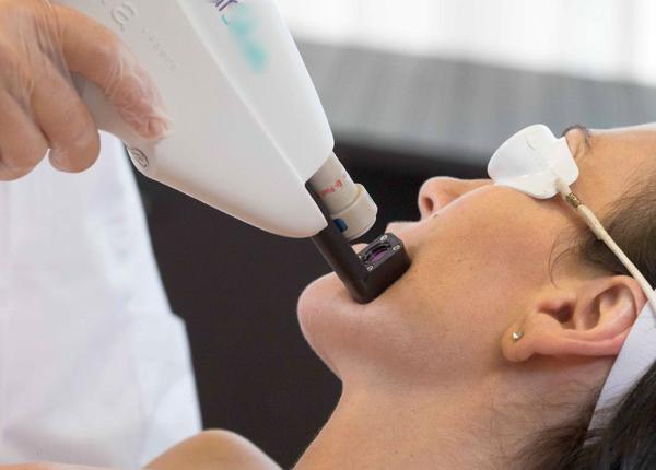 acnee adul i tratament in pauza de masa i mers la plaja explica ii dermatolog