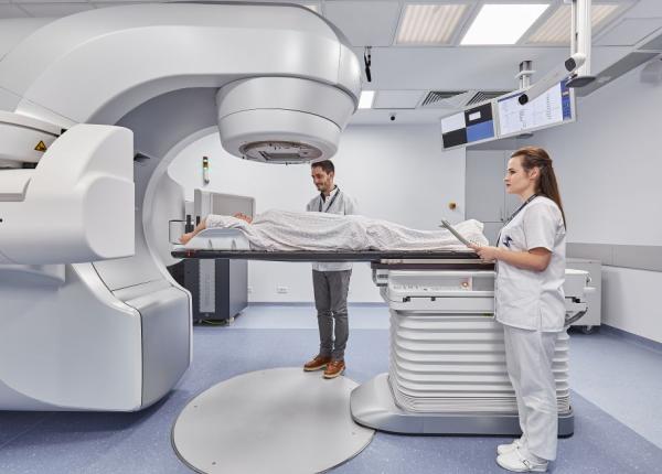 terapia cu protoni la fel de eficienta ca i radioterapia dar cu mai pu ine efecte secundare