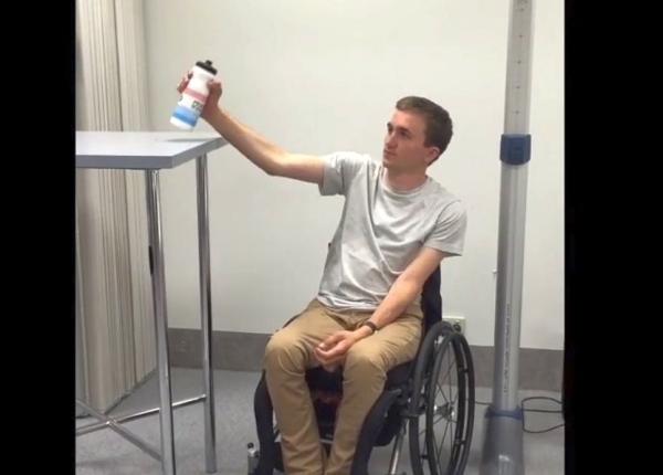 opera ie revolu ionara la pacien i paraliza i complet le reface mobilitatea in maini i cot