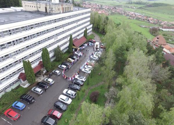 toxiinfec ie alimentara harghita 13 copii au ajuns din tabara la spital
