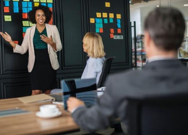 fericit i satisfacut de locul de munca iarta i eful cand gre e te