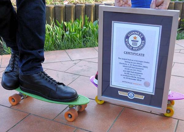 cele mai mari picioare din lume adolescentul care a intrat in cartea recordurilor