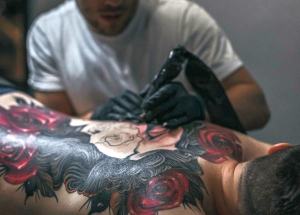 tatuaje pericole particule metalice din acele folosite provoaca alergii