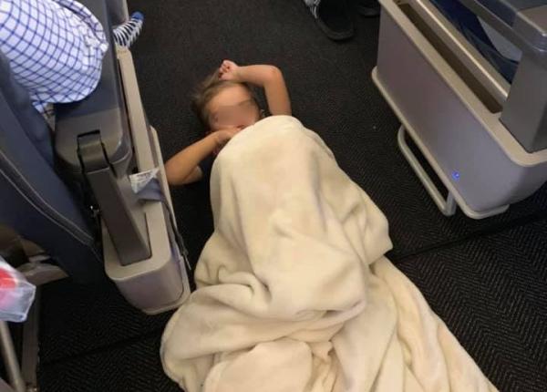 un baiat cu autism face scandal in avion reac ia echipajului i a pasagerilor uluitoare un baiat cu autism face scandal in avion reac ia echipajului i a pasagerilor uluitoare