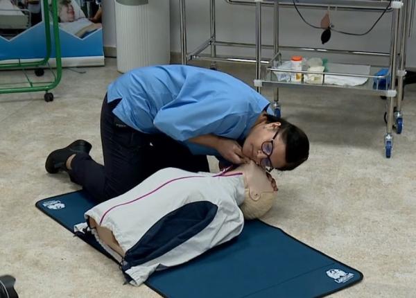 primul ajutor in caz de stop cardio pulmonar demonstra ie facuta de asisten i medicali