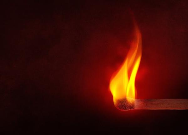 tanara cu arsuri grave pe aproape jumatate din corp dupa ce s a autoincendiat