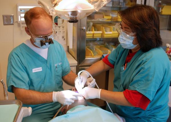 decanul facultatii de medicina dentara din iasi avem stomatologi dar deficitul de asistenti medicali e enorm