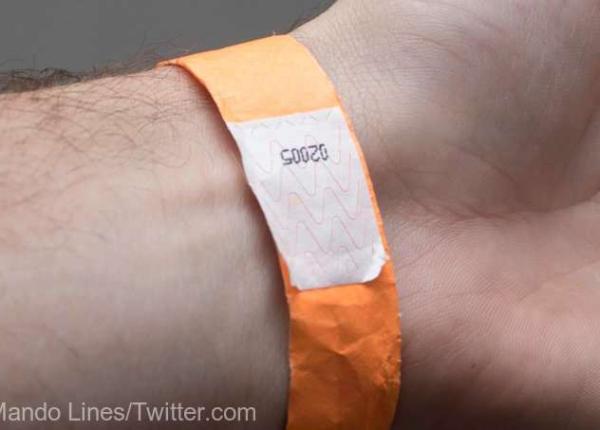 trei decese misterioase persoanele purtau bra ari portocalii la mana