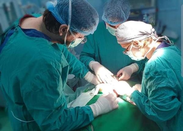 caz rar operat la suub pacientul traia cu o bucata de lemn in obraz de doi ani