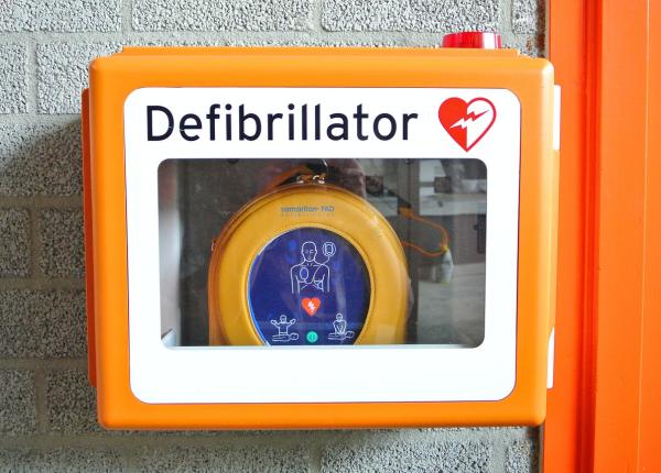 defibrilator automat cumparat din dona ii urmeaza sa fie amplasat in baia mare intr un spa iu public