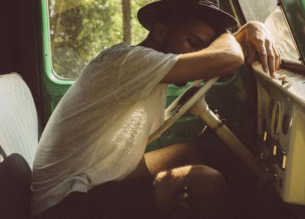 fii treaz la volan unul din patru soferi atipe te in timp ce conduce