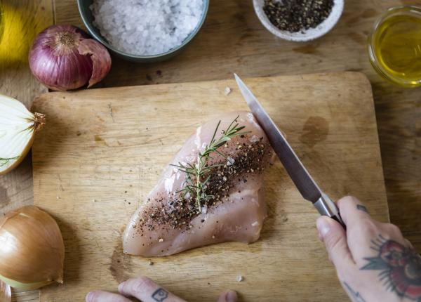 carnea de pui cum te poate imbolnavi de ce sa nu o speli inainte de a o gati