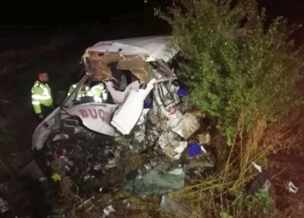 accident 10 mor i i 7 rani i dupa ce un tir a intrat frontal intr un microbuz