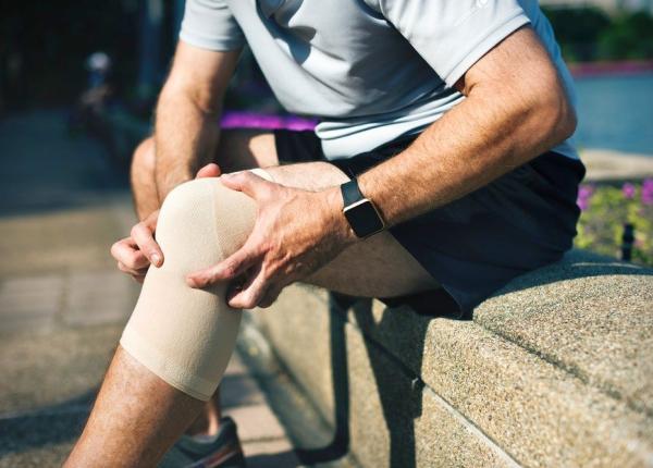 ruperea ligamentului incruci at de la genunchi opera ia care il repara chirurgul ortoped explica