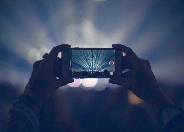 lumina albastra posibil sa accelereze procesul de imbatranire