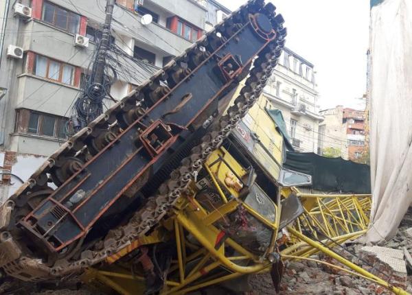 barbatul scos din ma ina peste care a cazut bra ul macaralei internat la spitalul universitar