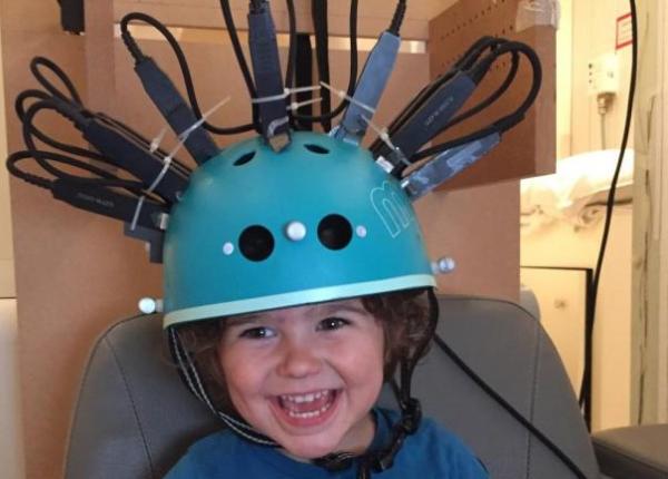 un sistem portabil de scanare a creierului asemanator cu o casca de bicicleta inventat de cercetatori