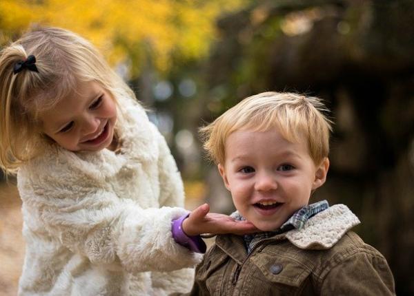 la ce varsta poate incepe un copil sa i i supravegheze fra ii mai mici