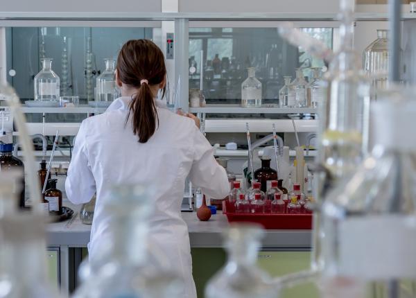 elevi din cluj fac practica in laboratoarele unei companii farma