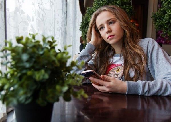 utilizarea frecventa a ecranelor asociata cu simptome de anxietate in adolescen a