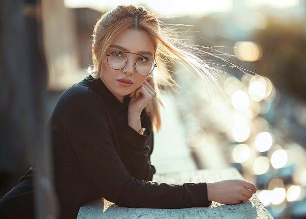 campanie pentru dreptul femeilor de a purta ochelari la locul de munca in japonia