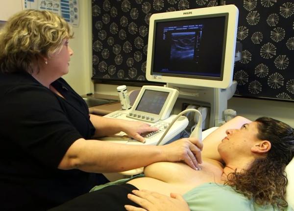 peste 850 de femei au facut ecografii mamare intr o campanie a fabc trei fiind diagnosticate cu cancer de san