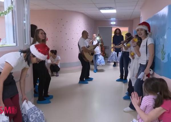 copiii internati la victor gomoiu vizita nea teptata mo craciun le a adus daruri in ajun