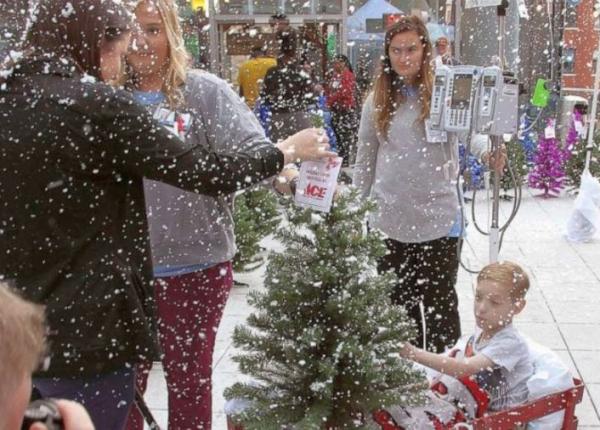 festival cu brazi de craciun pentru copiii dintr un spital organizat de un tata care i a pierdut fiica