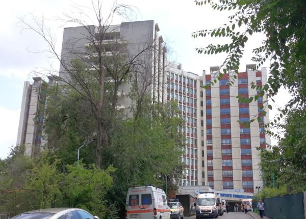 suub personalul chirurgical a fost instruit pentru utilizarea echipamentelor medicale