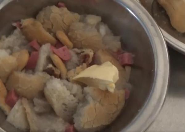 revoltator bolnavi psihic hrani i cu resturi de mancare