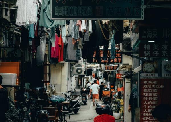 coronavirus cadavrul unui barbat lasat mai multe ore pe un trotuar din orasul wuhan