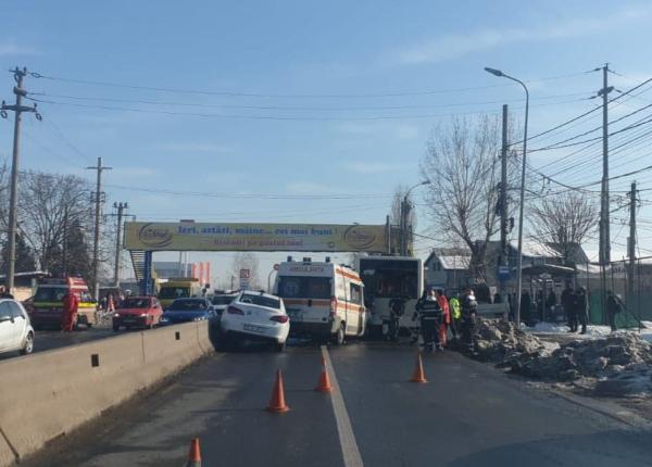 accident langa bucure ti o ambulan a a intrat in autobuzul de calatori i un autoturism in ambulan a