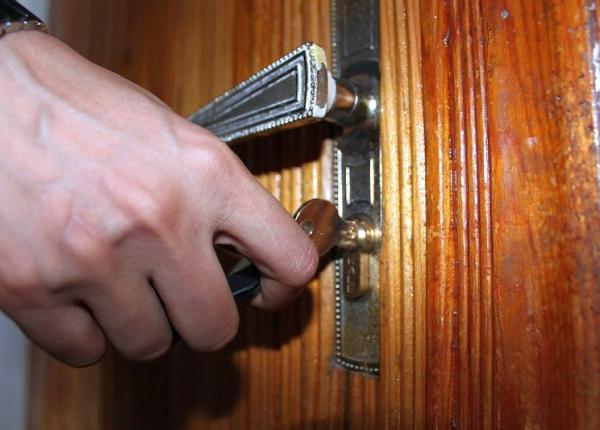 coronavirus isterie un barbat i a incuiat nevasta in baie de teama ca e infectata