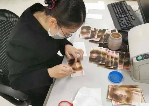 coronavirus o femeie a bagat bancnotele la microunde ca sa le dezinfecteze