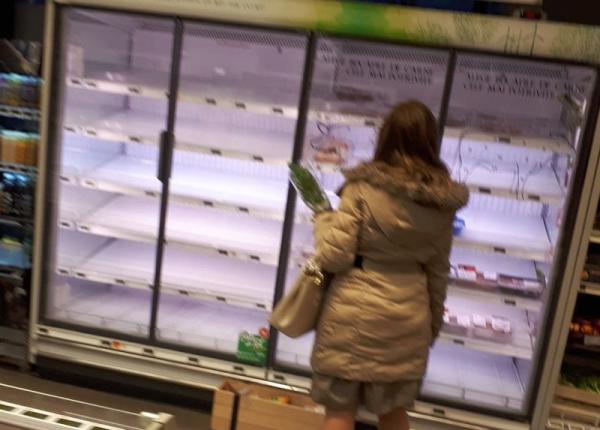 mesajul unei asistente disperata in fa a rafturilor goale trebuie sa va opri i