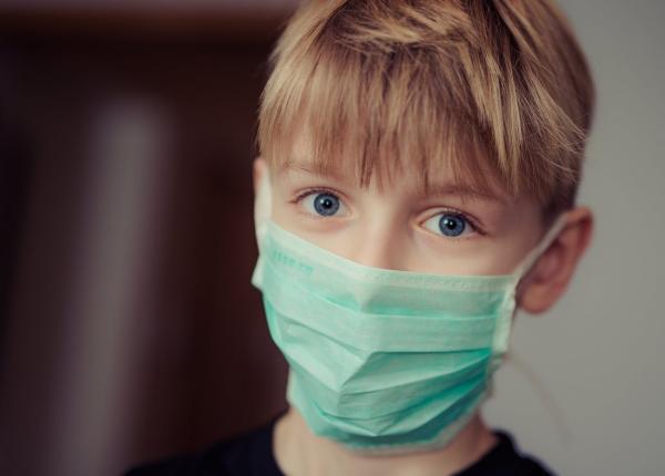 copil de cinci ani a fugit de acasa ca sa i vada mama medic in linia i in lupta cu covid 19