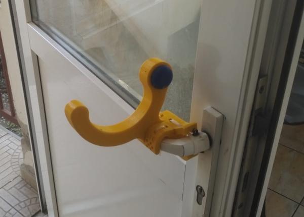 coronavirus dispozitivul de deschis u a cu bra ul inventat de it i ti din cluj