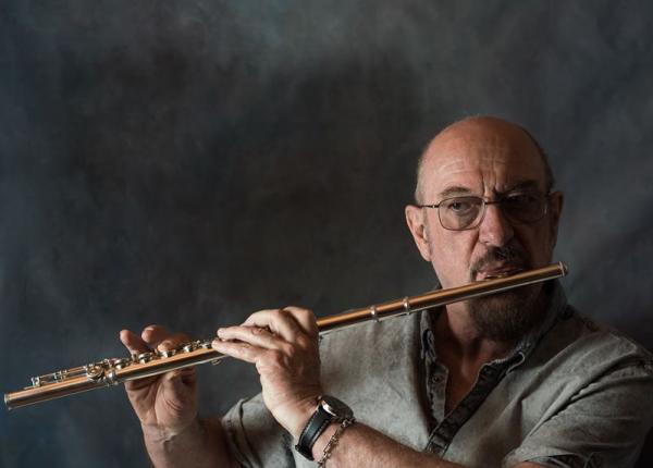 boala incurabila de care sufera liderul trupei jethro tull ce crede artistul ca i a cauzat boala are legatura cu scena